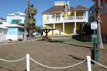 Vacation Home for 18 Guests in Port Aransas, Mustang Island, Picture 1
