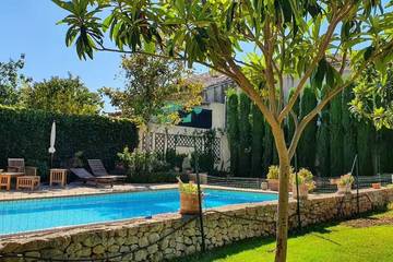 Gîte pour 11 personnes, avec jardin ainsi que piscine et terrasse à Peyrolles-en-Provence