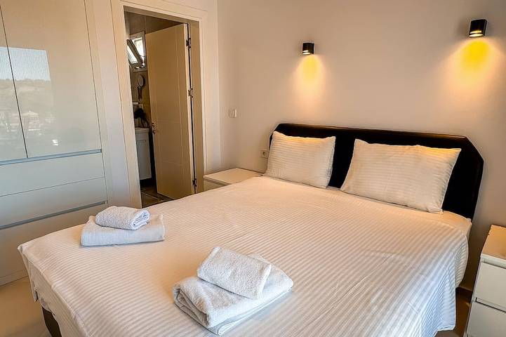 Entire apartment, Dream Penthouse C6 with Sea Views, Pool Access & a Private Balcony in Kusadasi, Turkish Aegean