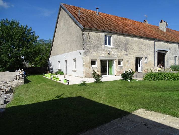 Gîte pour 5 personnes, avec Terrasse ainsi que Jardin et Vue à Arc-en-Barrois