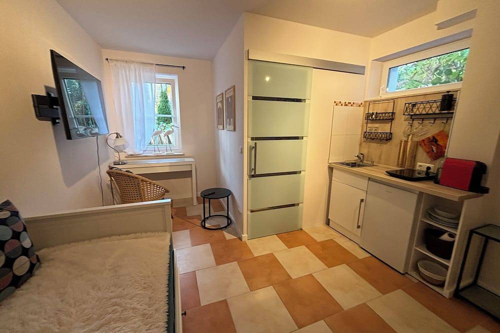 Ganze Wohnung, Gemütliches Wohnstudio in Traumvilla am Waldrand - klein aber fein! in Wilhelmshorst, Michendorf