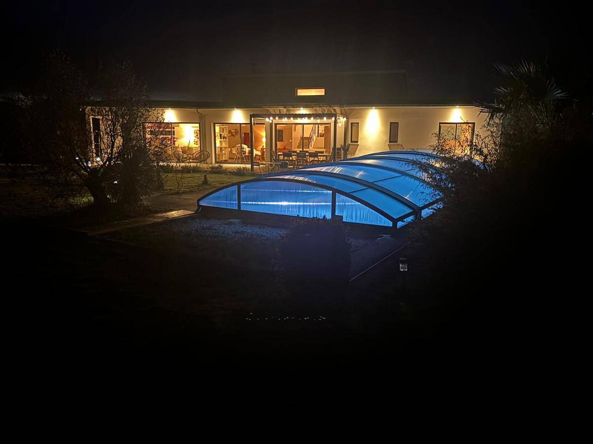 Villa contemporaine avec piscine sur 4000 m2 à Rodez 9 personnes in Onet-le-Château, Aveyron