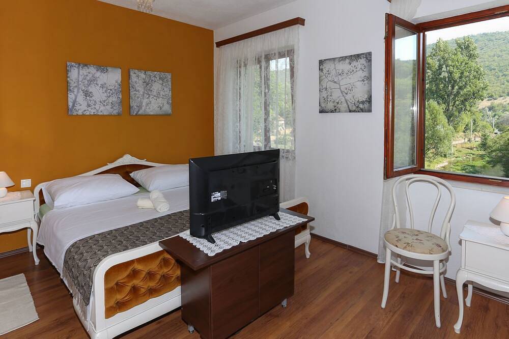 Schönes Ferienhaus in Grab mit Privatparkplatz und Bergblick in Grab (Dalmatien), Dalmatinisches Zagora