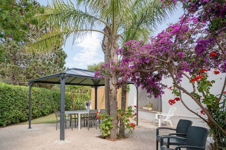 Location de vacances pour 4 personnes, avec jardin à Rosa Marina