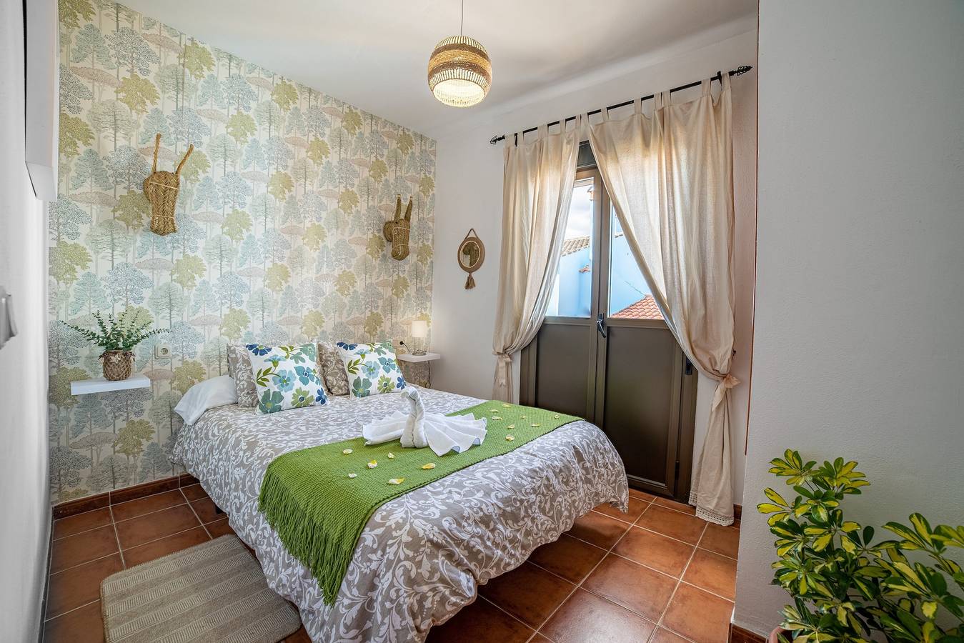Holiday Home 'La Casa Del Bosque' with Mountain Views, Balcony & Wi-Fi in Júzcar, Málaga Province