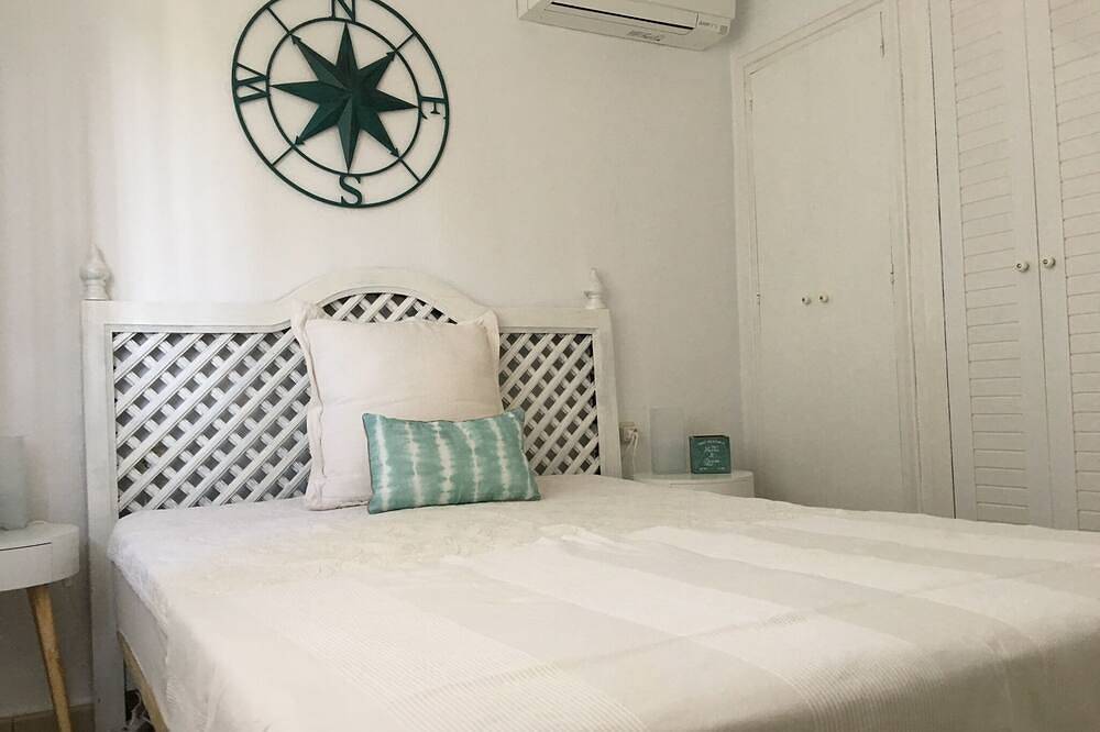 Finca Tres Coronas, con las olas del mar in La Fontanilla, Conil de la Frontera