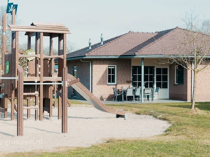 Bungalow voor 16 personen, with terras and balkon/terras as well as sauna in Voorthuizen