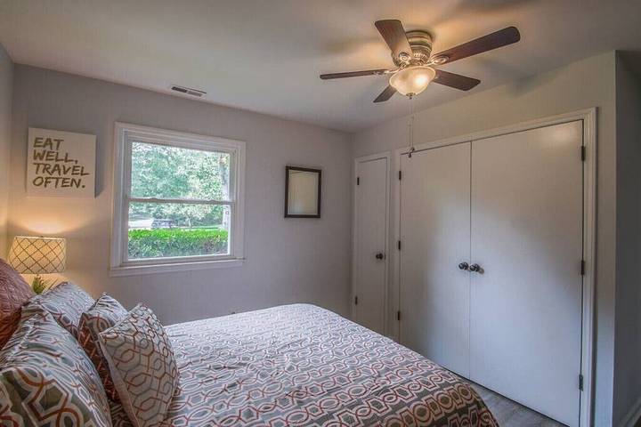 Vacation rental for 10 people, with yard and balcony in Pineville