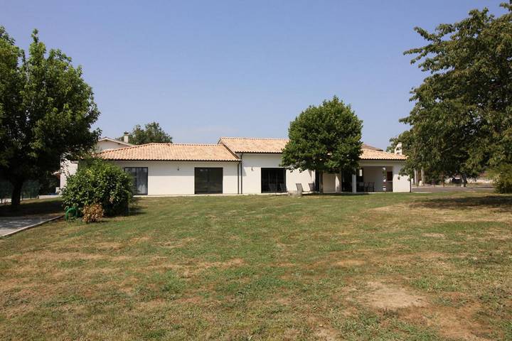 Gîte pour 8 personnes, avec terrasse et jardin à Yvrac