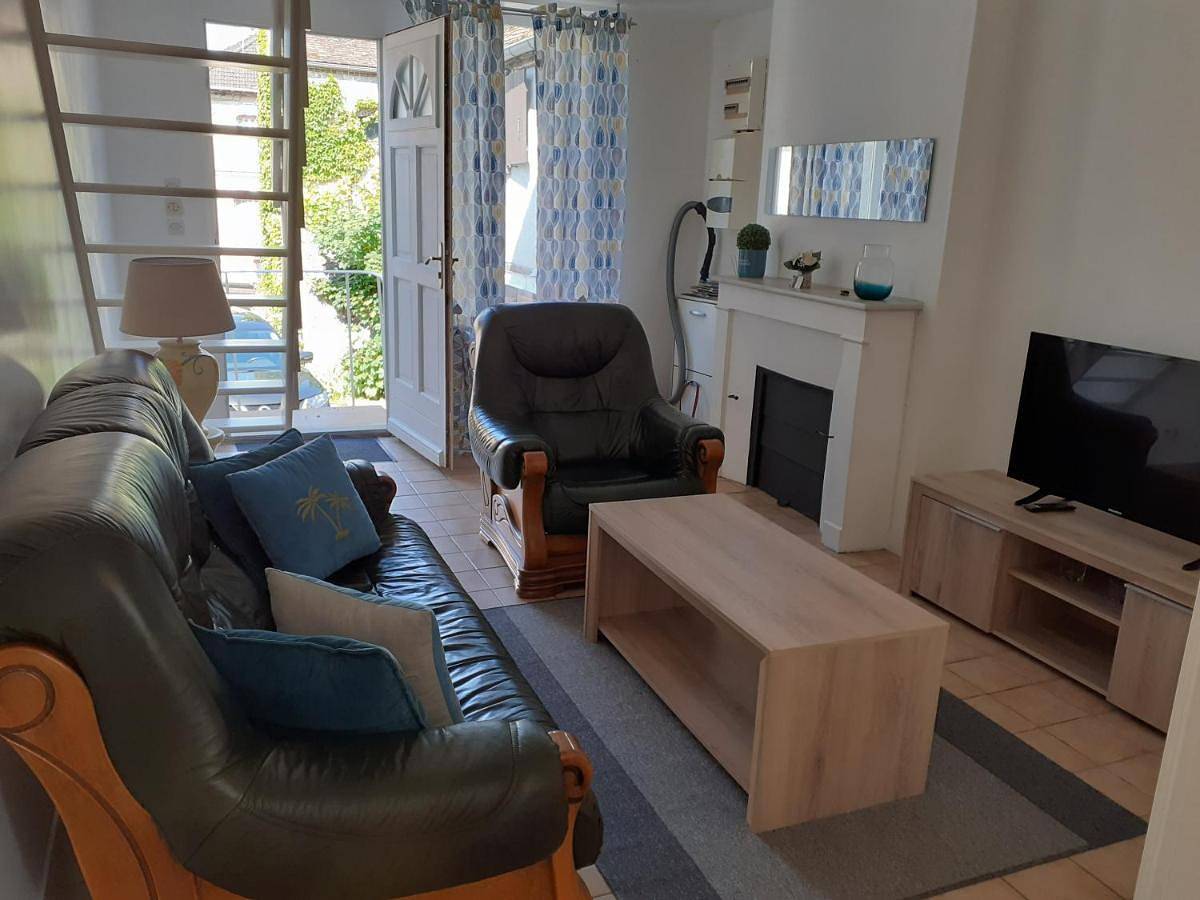 Appartement entier, Two-Bedroom Apartment in Courtenay, Région de Montargis