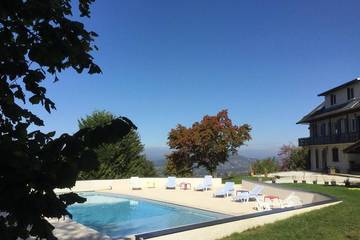 Gîte pour 4 personnes, avec jardin ainsi que terrasse et piscine à Trévignin