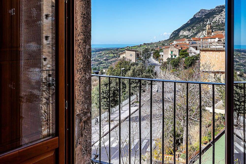 Ganze Wohnung, Dimora del Duca Luxury apartment- minutes from Paestum and wonderful beaches in Giungano, Cilento