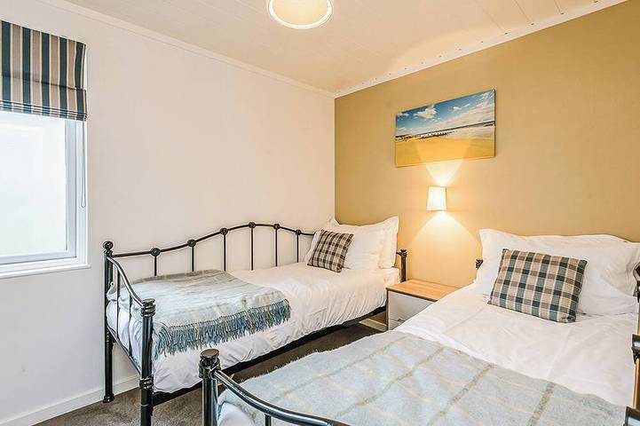 Chalet for 4 people, with hot tub and terrace as well as balcony/terrace on the Isle of Wight