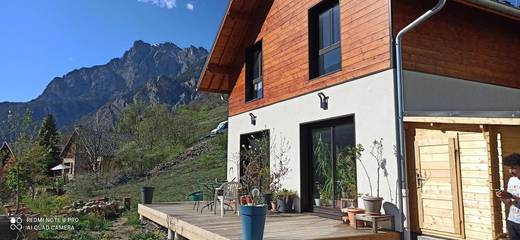 Gîte pour 4 personnes, avec terrasse ainsi que jardin et vue à Les Vigneaux
