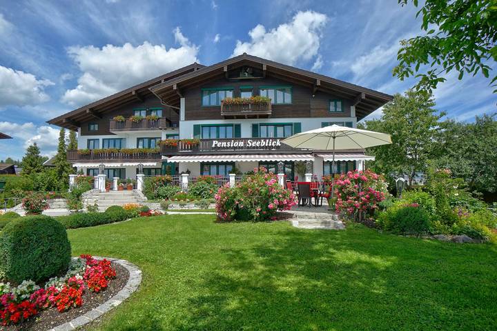 Pension, mit Balkon und Terrasse sowie Garten am Chiemsee