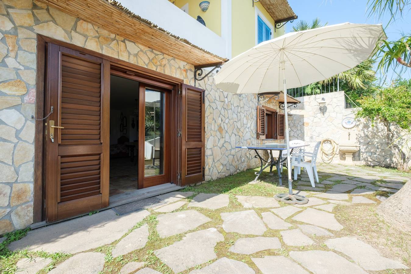 Apartamento entero, Apartamento "Casa Della Poiana" con vistas al mar, terraza privada y Wi-Fi in Lipari