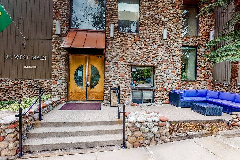 Main St. gem - pool & hot tub - walk to lifts, dog-friendly, third floor in Aspen, Aspen Snowmass