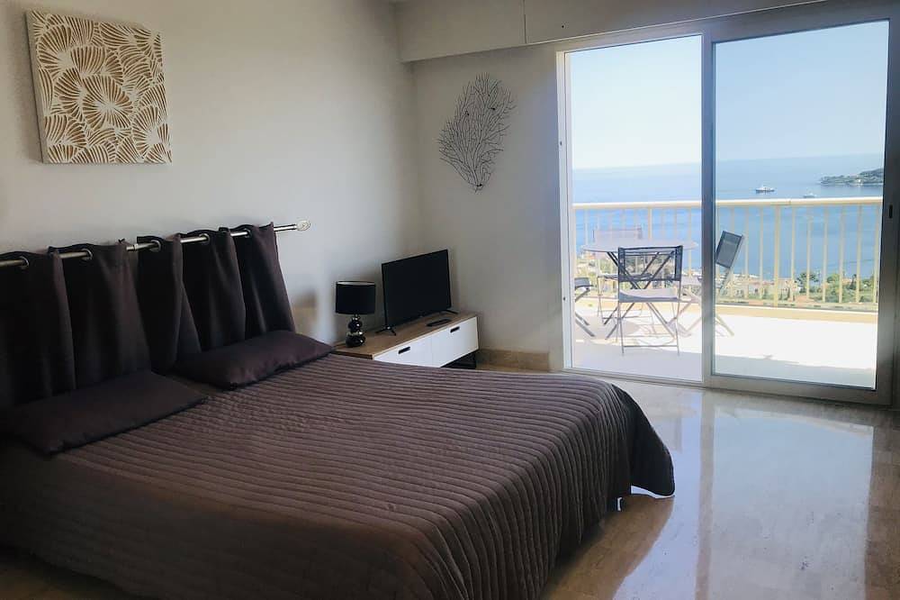 Entire apartment, Studio with balcony and parking, breathtaking view of Cap-Ferrat and the sea! in Villefranche-sur-Mer, Nice region