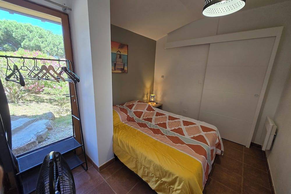 New: Mini villa T2 garden view in quiet residence*** walking distance to sea. in Serra-di-Ferro, Region de Ajaccio
