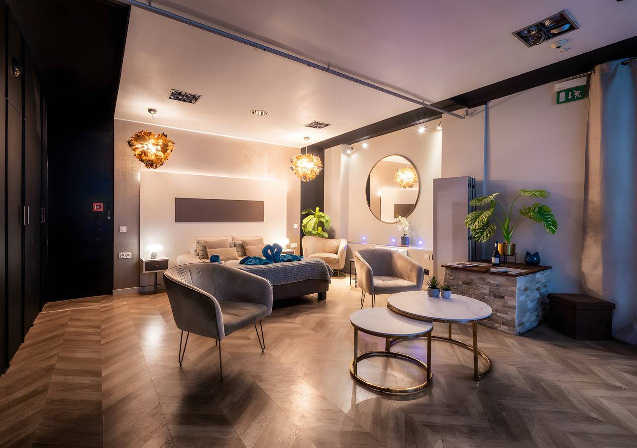 Ganze Wohnung, Voll ausgestattete Suite mit privatem Whirlpool im Zentrum von Nîmes in Nîmes, Nimes und Umgebung