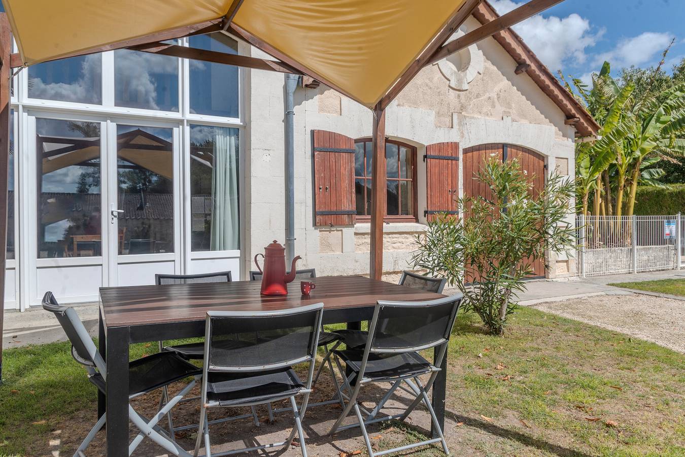 Maison 'Les Roses De Jonzac' avec piscine privée, terrasse privée et Wi-Fi in Mortiers, Région de Jonzac