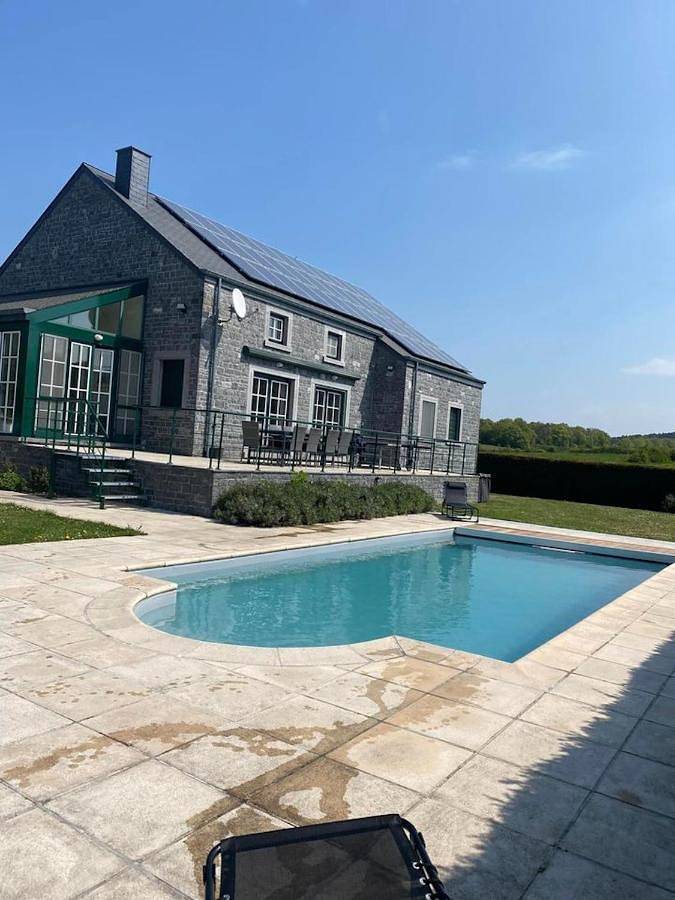 Maison de vacances pour 9 personnes, avec terrasse ainsi que jardin et piscine à Wellin