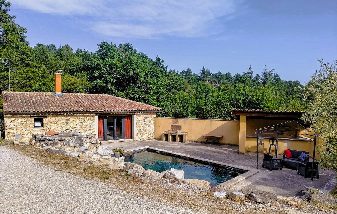Encantador apartamento vacacional con piscina, jardín y wifi gratuito in Monieux, Parque natural regional del Mont Ventoux