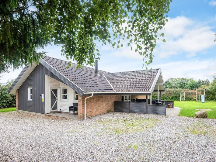 Ferienhaus für 10 Personen, mit Whirlpool und Terrasse sowie Garten und Pool in Pøt Strandby