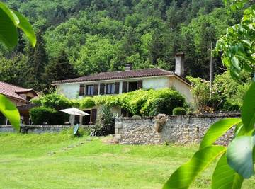 Gîte pour 6 personnes, avec jardin ainsi que piscine et terrasse à Saint-Léon-sur-Vézère