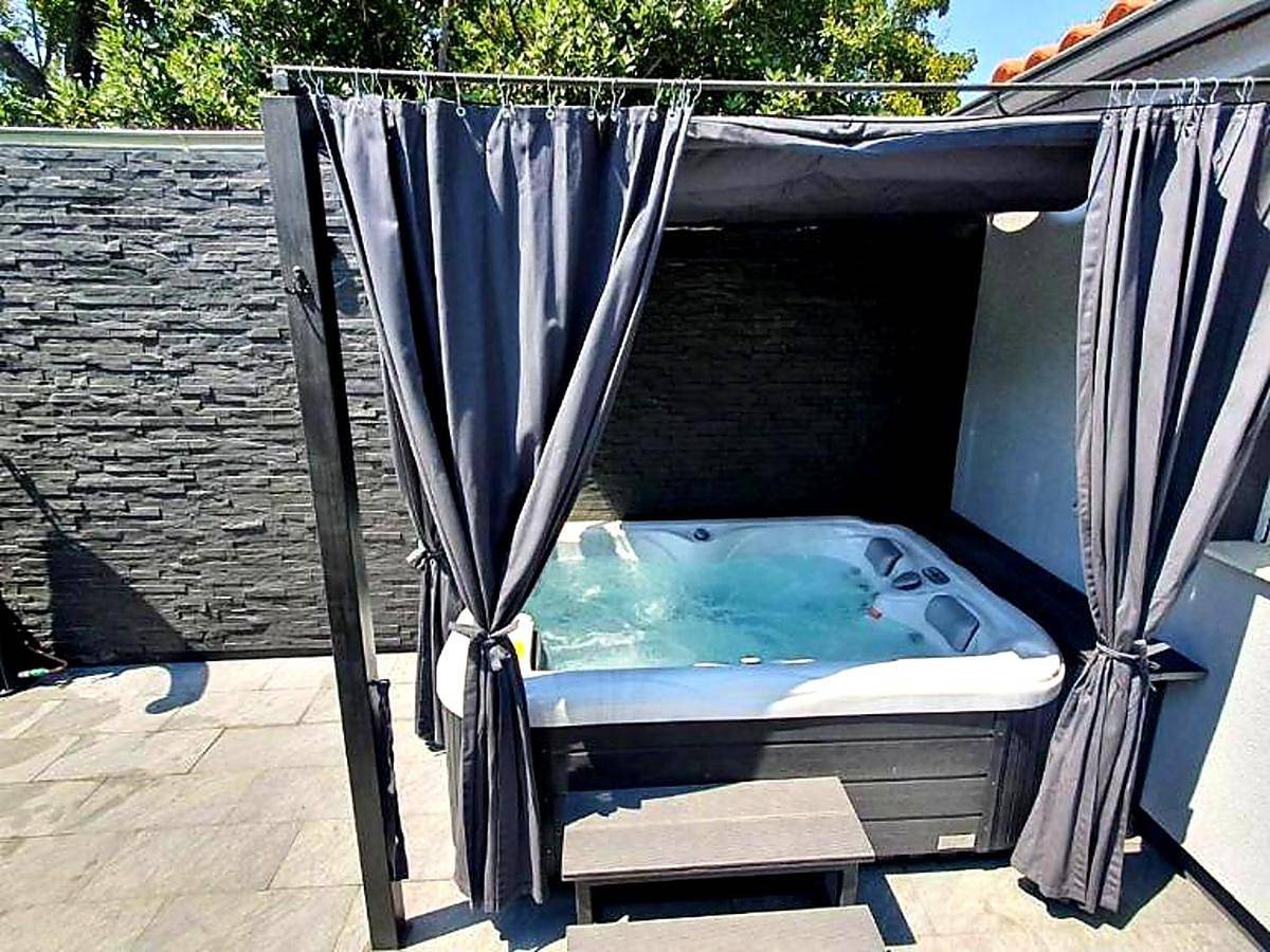 Beautiful house with large terrace and jacuzzi in Bakarac, Kraljevica