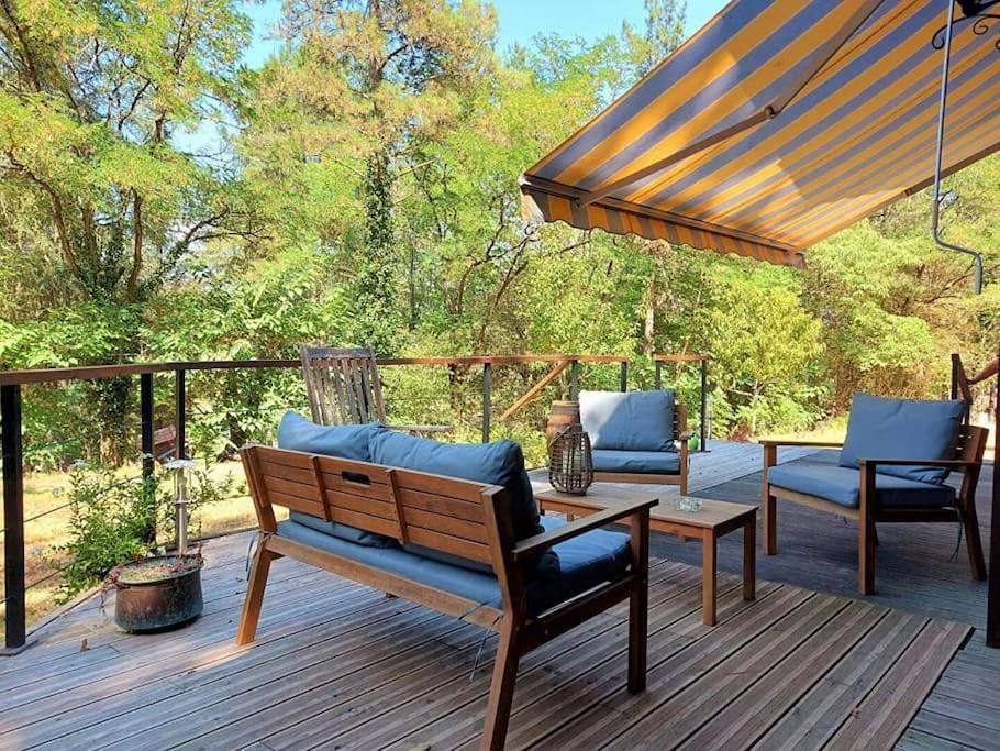 Chalet au milieu de la forêt avec lac à proximité in Layrac, Région d'Agen