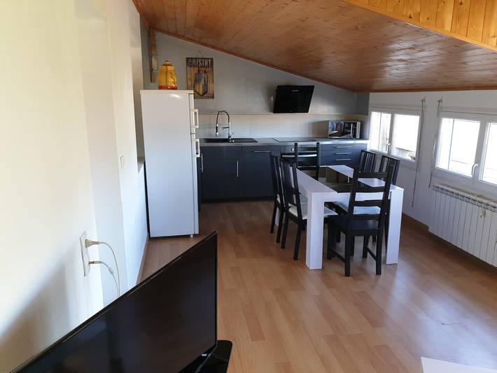 Hel lägenhet, Apartment 'Chateau Maine Chaigneau' with Terrace and Vineyard View in Néac, Libourne region