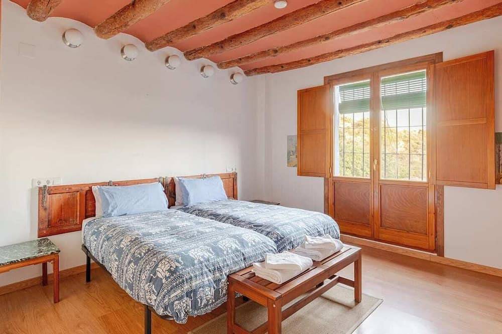 Casa Marco Costean, Double room with private bathroom and one other double room in Hoz y Costean, Huesca Province