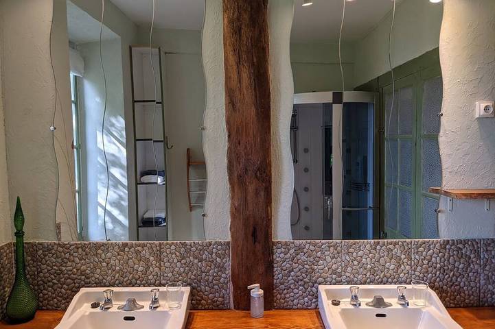 Grande chambre d'hôtes double pour familles in Montaillou, Ariège