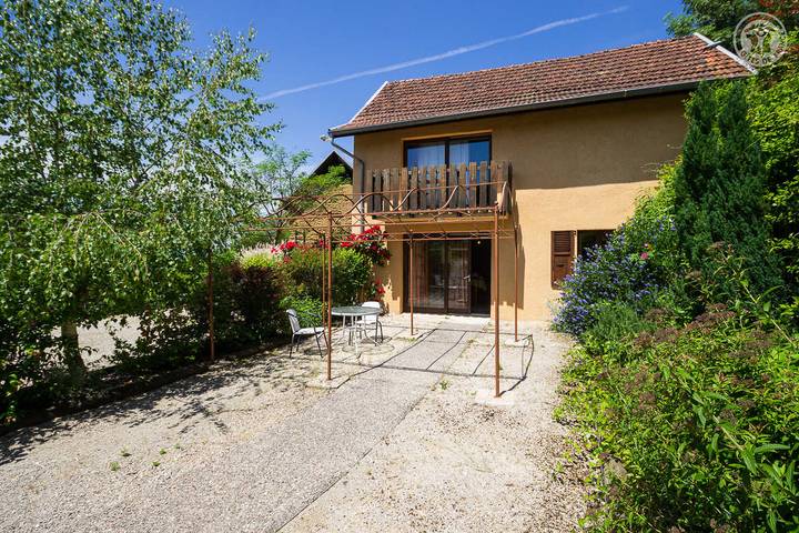 Gîte pour 3 personnes, avec terrasse et jacuzzi ainsi que jardin et sauna dans Saint-Genix-les-Villages