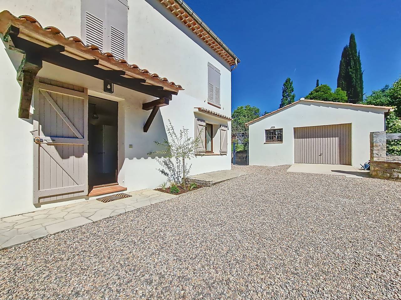 Charmantes Erdgeschoss-Apartment in Montauroux nahe Saint-Cassien-See, 2 Schlafzimmer, Privatgarten in Montauroux, Draguignan Region