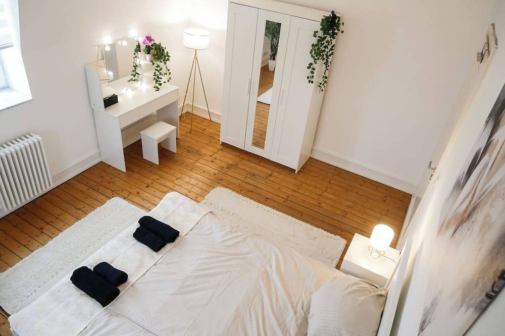 Appartamento intero, Luxury apartment 8 persons, 300m² garden, terrace, bathtub, 10 min to the city center in Colonia, Renania