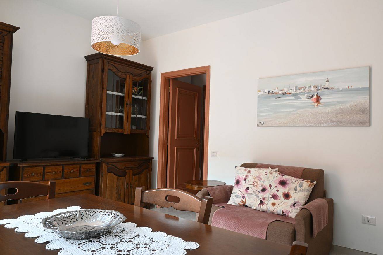 Entire apartment, N080 - Numana, two-room apartment with terrace in the center in Sirolo, Riviera del Conero