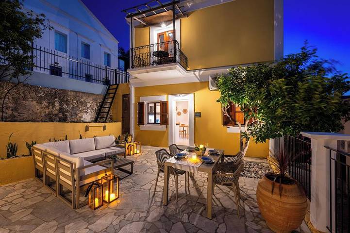 Holiday rental for 2 people, with garden in Symi