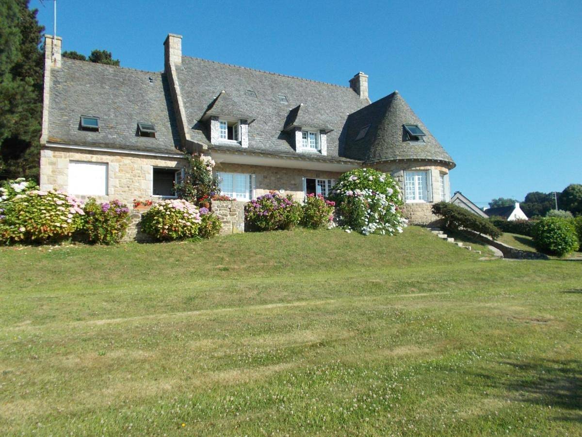Double or Twin Room with Sea View in Plougrescant, Côte de Granit Rose