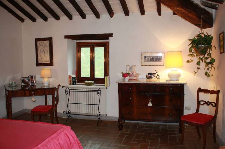 Villa indipendente costruita in pietra, originariamente una torre di avvistamento medievale, vicino a Firenze in Londa, Firenze province