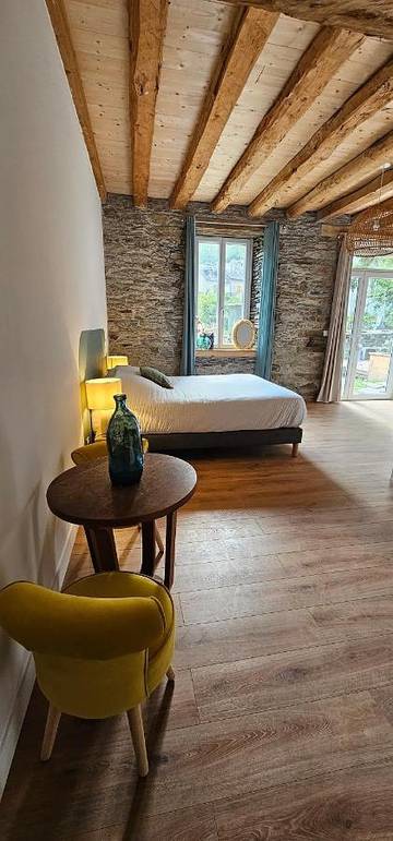 Chambre d’hôte pour 2 personnes, avec piscine ainsi que jardin et vue à Antignac