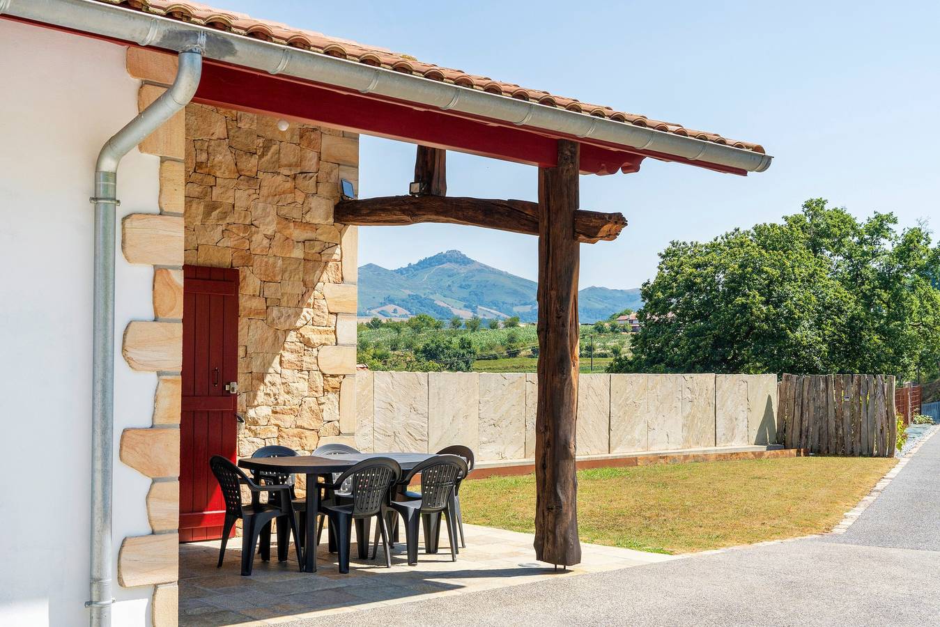 Gîte Rural Gure Lana: casa rural con vistas a la montaña, Wi-Fi y aire acondicionado in Larressore, Region de Bayona