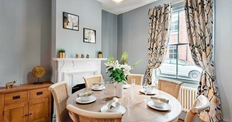 Holiday Rental for 9 People in Chester, Cheshire, Photo 1