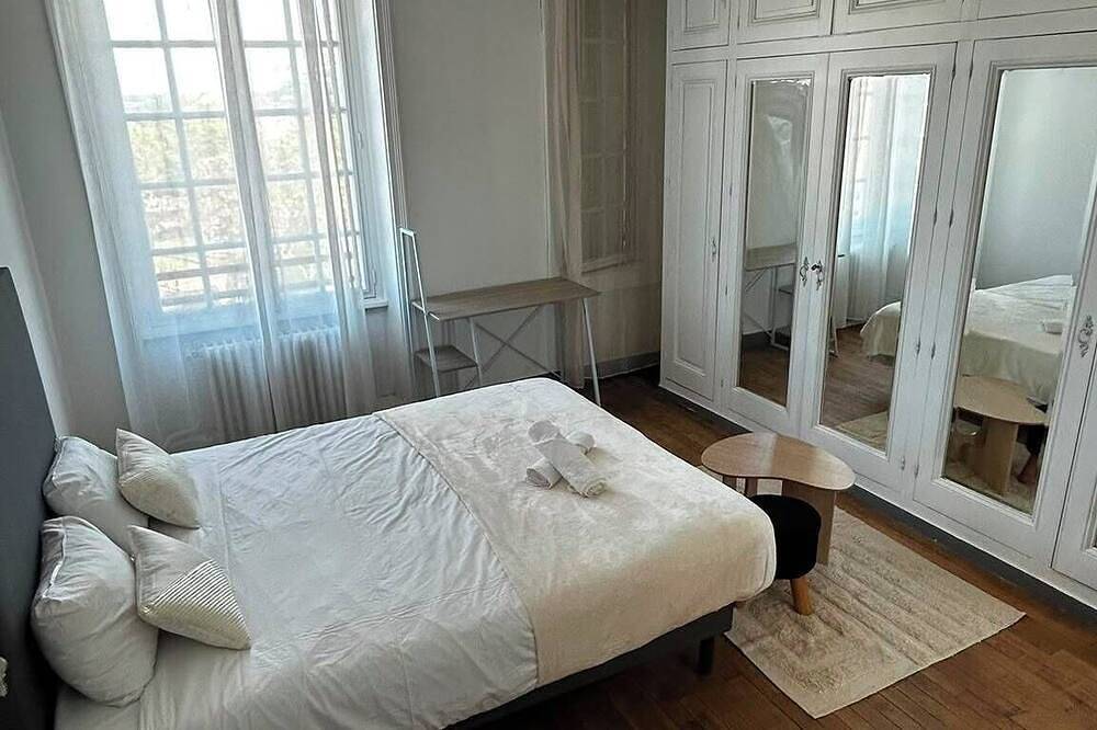 Apartamento entero, The Victor Hugo Power Plant in Saint-Junien, Región de Rochechouart