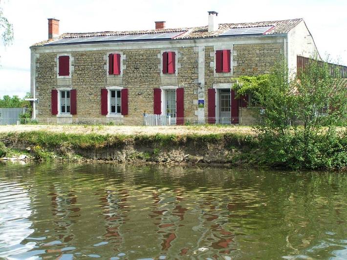 Maison d’hôte pour 3 personnes, avec vue et terrasse ainsi que piscine et jardin