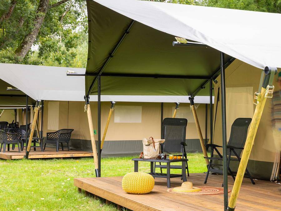 Camping Saintes Grandes Rives - Tente en toile et en bois 4 personnes - Safari Lodge - 2 chambres + Frigidaire + Terrasse in Saint-Georges-des-Coteaux, Région de Saintes