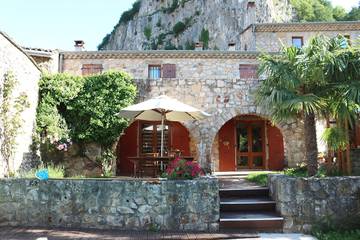 Gîte pour 2 personnes, avec terrasse ainsi que piscine et jardin à Soyons