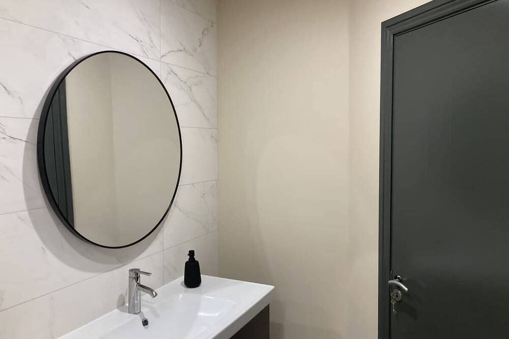 Entire apartment, Seaside Hideaway by Grattan Beach (Parking Included) in Salthill, Galway