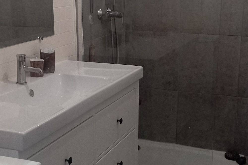 Entire apartment, Air-conditioned ground floor apartment with balcony, small garden and terrace in La Crau, Toulon region